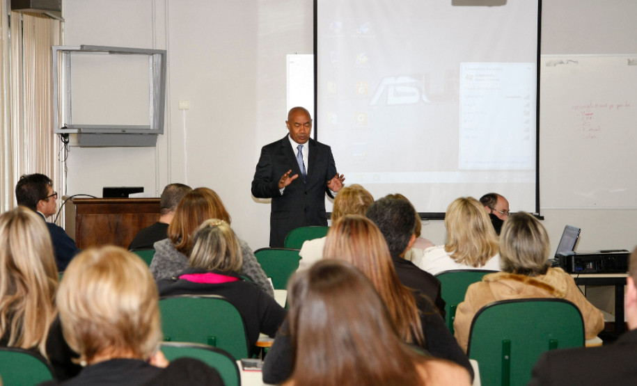 A secretária da Educação, professora Ana Seres, explica que os engenheiros dos Núcleos Regionais de Educação estão recebendo orientações