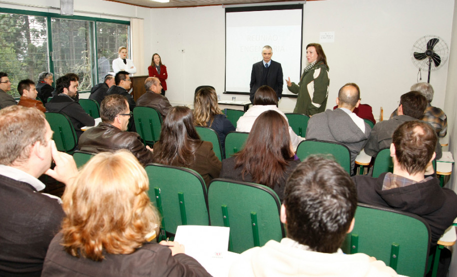 A secretária da Educação, professora Ana Seres, explica que os engenheiros dos Núcleos Regionais de Educação estão recebendo orientações