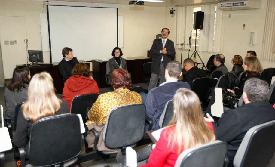 Representantes da Secretaria de Estado da Educação e da Secretaria de Estado de Ciência, Tecnologia e Ensino Superior e das Instituições de Ensino Superior se reuniram nesta quarta-feira (8), em Curitiba, para definir encaminhamentos do Programa de Desenvolvimento Educacional (PDE). O encontro ainda definiu a criação de um grupo de trabalho para reavaliar o programa.