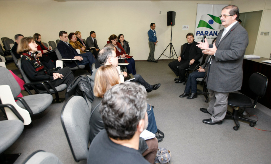 Representantes da Secretaria de Estado da Educação e da Secretaria de Estado de Ciência, Tecnologia e Ensino Superior e das Instituições de Ensino Superior se reuniram nesta quarta-feira (8), em Curitiba, para definir encaminhamentos do Programa de Desenvolvimento Educacional (PDE). O encontro ainda definiu a criação de um grupo de trabalho para reavaliar o programa.