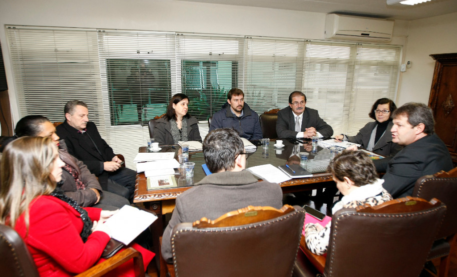 Representantes da Secretaria de Estado da Educação e da Secretaria de Estado de Ciência, Tecnologia e Ensino Superior e das Instituições de Ensino Superior se reuniram nesta quarta-feira (8), em Curitiba, para definir encaminhamentos do Programa de Desenvolvimento Educacional (PDE). O encontro ainda definiu a criação de um grupo de trabalho para reavaliar o programa.