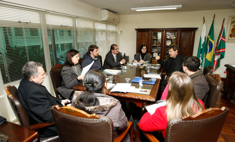 Representantes da Secretaria de Estado da Educação e da Secretaria de Estado de Ciência, Tecnologia e Ensino Superior e das Instituições de Ensino Superior se reuniram nesta quarta-feira (8), em Curitiba, para definir encaminhamentos do Programa de Desenvolvimento Educacional (PDE). O encontro ainda definiu a criação de um grupo de trabalho para reavaliar o programa.