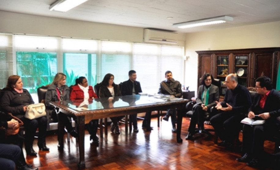 A secretária de Estado da Educação, Ana Seres, reuniu-se nesta quinta-feira (8), em Curitiba, com representantes da União dos Dirigentes Municipais de Educação do Paraná (Undime-PR) para tratar de temas de interesse comum entre as redes estadual e municipais de ensino, como o transporte escolar, estrutura física e a idade mínima de matrícula para o ingresso no ensino fundamental.