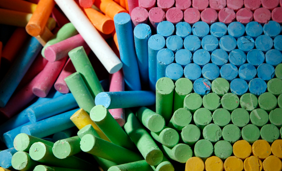 Profissionais classificados na última seleção para as funções de professor, professor pedagogo e tradutor e intérprete de Língua Brasileira de Sinais devem acompanhar junto aos Núcleos Regionais de Educação (NREs), pois as convocações já tiveram início para algumas disciplinas.