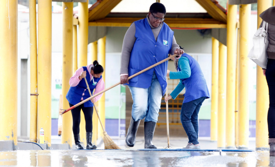 O Governo do Paraná depositou mais R$ 3,8 milhões na conta das escolas estaduais. Essa é a quinta cota consumo do Programa Fundo Rotativo de 2015. O recurso já está disponível nesta quinta-feira (16) para os diretores e poderá ser utilizado para a compra de itens de limpeza, lâmpadas, gás, material de expediente, didático e esportivo, por exemplo.