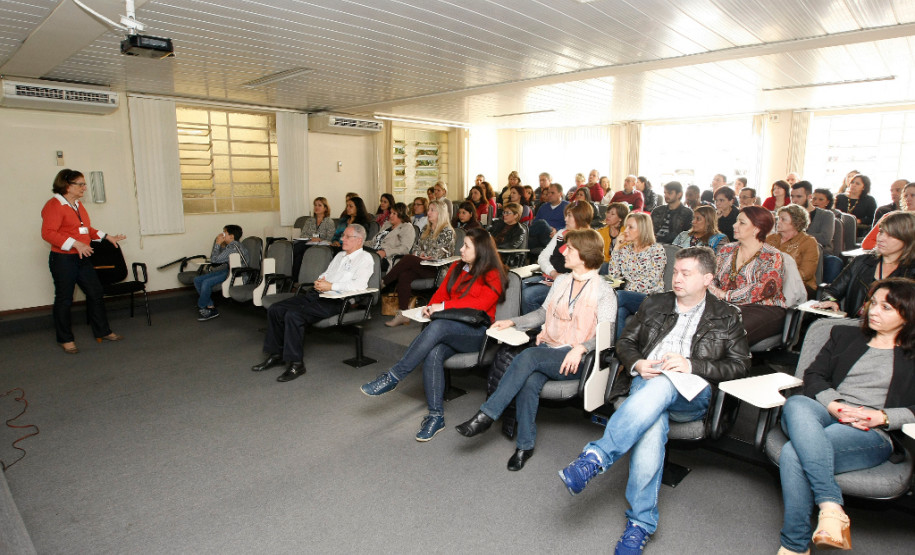 O debate que acontece nacionalmente, com novas regras de aposentadoria do INSS, não vai afetar os servidores públicos e professores.