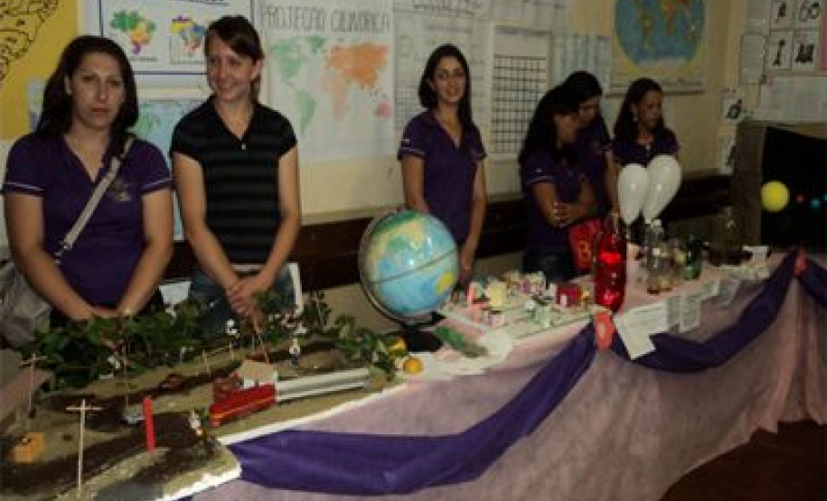 Colégio Estadual Adonis Morski, em Boa Ventura de São Roque, realiza exposição de materiais didáticos confeccionados por alunos do Curso Formação de Docentes.