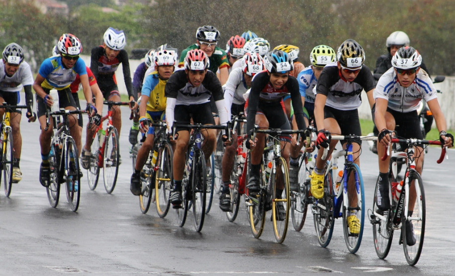 A busca pelo título nas modalidades de ciclismo e ginástica rítmica (GR) na fase final dos 62º Jogos Escolares do Paraná (JEPs) começa nesta quinta-feira, dia 23, em Apucarana, Norte do Estado. Nesta final participam alunos de 12 a 14 anos, de escolas públicas e particulares. A ginástica rítmica conhecerá as campeãs já na sexta-feira (24). O ciclismo se encerrará no sábado, último dia de disputas.
