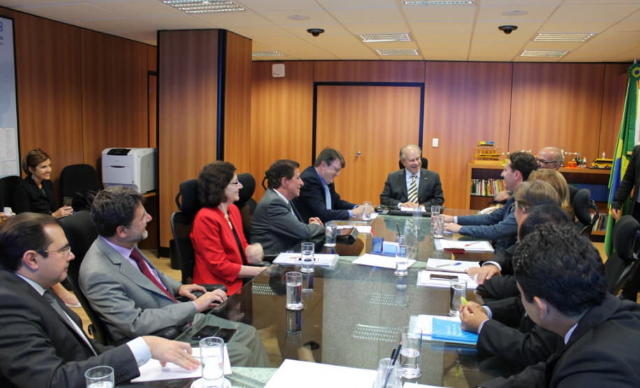 A convite do Consed (Conselho Nacional de Secretários de Educação), a secretária de Estado da Educação, Ana Seres, reuniu-se segunda-feira (27) com integrantes do conselho, em Brasília, para debater a distribuição das verbas do Fundeb, o Fundo de Manutenção e Desenvolvimento da Educação Básica e de Valorização dos Profissionais da Educação. A secretária também tratou de diversos assuntos de interesse do Paraná.