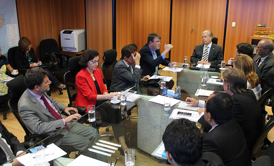 A convite do Consed (Conselho Nacional de Secretários de Educação), a secretária de Estado da Educação, Ana Seres, reuniu-se segunda-feira (27) com integrantes do conselho, em Brasília, para debater a distribuição das verbas do Fundeb, o Fundo de Manutenção e Desenvolvimento da Educação Básica e de Valorização dos Profissionais da Educação. A secretária também tratou de diversos assuntos de interesse do Paraná.