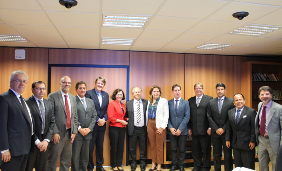 A convite do Consed (Conselho Nacional de Secretários de Educação), a secretária de Estado da Educação, Ana Seres, reuniu-se segunda-feira (27) com integrantes do conselho, em Brasília, para debater a distribuição das verbas do Fundeb, o Fundo de Manutenção e Desenvolvimento da Educação Básica e de Valorização dos Profissionais da Educação. A secretária também tratou de diversos assuntos de interesse do Paraná.