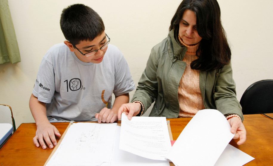 O estudante do 8º ano Bruno Kauan Lunardon, de 13 anos, é um dos alunos que participam da sala de recursos para altas habilidades