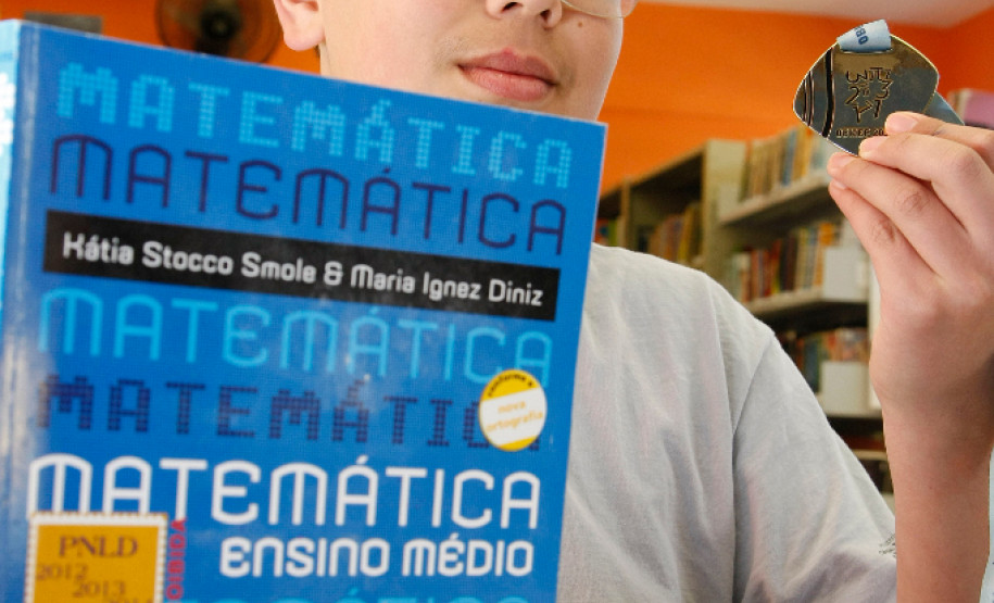 O estudante do 8º ano Bruno Kauan Lunardon, de 13 anos, é um dos alunos que participam da sala de recursos para altas habilidades. Em 20 de julho ele viajou até o Rio de Janeiro para receber a medalha de ouro que conquistou na 10ª edição da Olimpíada Brasileira de Matemática das Escolas Públicas (Obmep). O Paraná recebeu 46 medalhas de ouro na última edição da olimpíada.