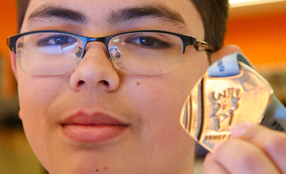 O estudante do 8º ano Bruno Kauan Lunardon, de 13 anos, é um dos alunos que participam da sala de recursos para altas habilidades. Em 20 de julho ele viajou até o Rio de Janeiro para receber a medalha de ouro que conquistou na 10ª edição da Olimpíada Brasileira de Matemática das Escolas Públicas (Obmep). O Paraná recebeu 46 medalhas de ouro na última edição da olimpíada.