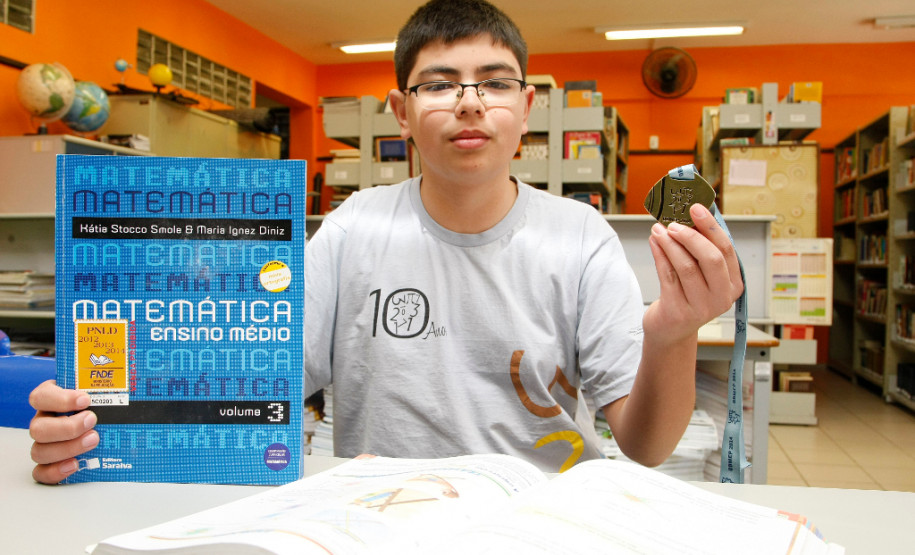 O estudante do 8º ano Bruno Kauan Lunardon, de 13 anos, é um dos alunos que participam da sala de recursos para altas habilidades. Em 20 de julho ele viajou até o Rio de Janeiro para receber a medalha de ouro que conquistou na 10ª edição da Olimpíada Brasileira de Matemática das Escolas Públicas (Obmep). O Paraná recebeu 46 medalhas de ouro na última edição da olimpíada.