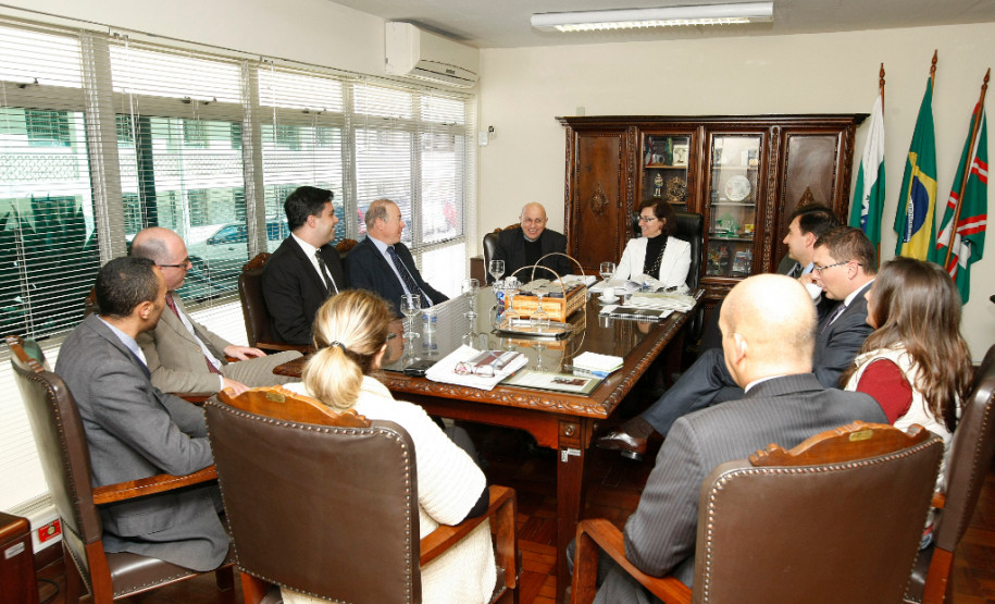 Representantes do Ministério Público do Paraná apresentaram nesta quarta-feira (29), em Curitiba, a nova edição do projeto Geração Atitude à secretária de Estado da Educação, professora Ana Seres. O objetivo do projeto é promover a cidadania e a participação social nos estudantes da rede estadual de ensino.