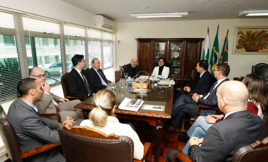 Representantes do Ministério Público do Paraná apresentaram nesta quarta-feira (29), em Curitiba, a nova edição do projeto Geração Atitude à secretária de Estado da Educação, professora Ana Seres. O objetivo do projeto é promover a cidadania e a participação social nos estudantes da rede estadual de ensino.