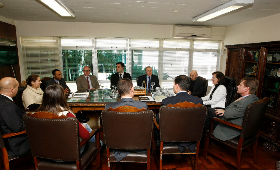 Representantes do Ministério Público do Paraná apresentaram nesta quarta-feira (29), em Curitiba, a nova edição do projeto Geração Atitude à secretária de Estado da Educação, professora Ana Seres. O objetivo do projeto é promover a cidadania e a participação social nos estudantes da rede estadual de ensino.