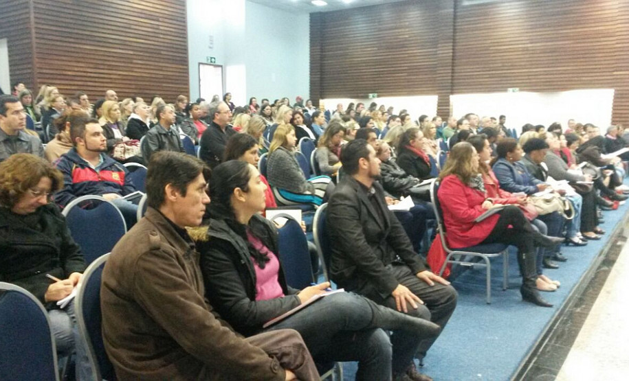 No Núcleo Regional de Educação da Área Metropolitana Norte, o chefe Ângelo Mortella se reuniu com diretores e pedagogos para orientar o trabalho com a Formação em Ação do 1º semestre. O encontro também abordou temas sobre gestão escolar e relações interpessoais, sobre a importância do papel do gestor na organização da escola e sobre relações assertivas no ambiente escolar.