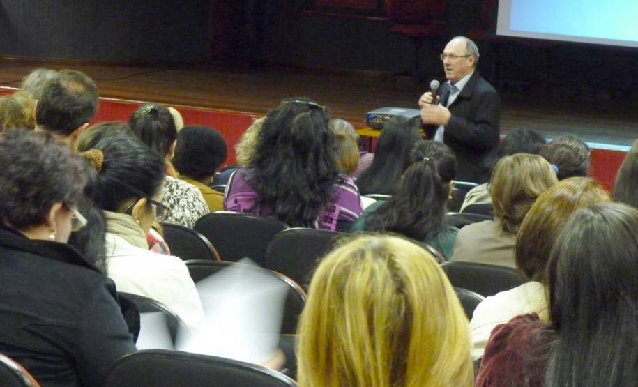 No Núcleo Regional de Educação de Toledo (Oeste) a reunião com diretores e pedagogos para orientar a realização das oficinas do programa foi na terça-feira (28). O Núcleo de Toledo reúne 100 escolas estaduais.

O chefe do NRE de Toledo, professor Léo Inácio Anschau, destacou a importância do envolvimento e participação nas atividades internas e externas da escola. “O trabalho de vocês engrandece a educação e todo processo educativo do Oeste do Paraná”, disse Anschau.