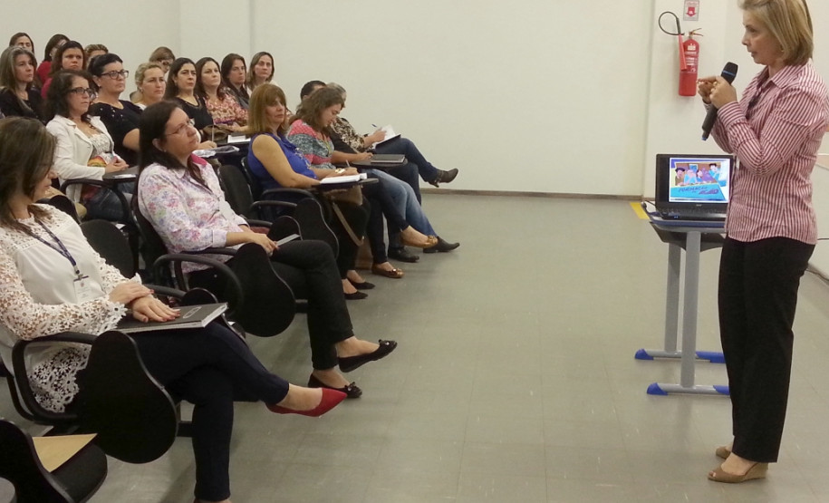 Os diretores e pedagogos de todas as escolas e colégios estaduais atendidos pela regional de educação de Cianorte participaram de uma reunião para conhecer as opções de oficinas disponíveis para a realização do Formação em Ação 2015 do primeiro semestre. A reunião foi aberta pela chefe da regional, Yolanda Oliveira.