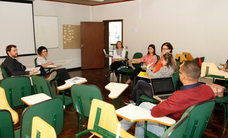Representantes da SEED, SETI e de instituições de ensino superior fizeram um ciclo de debates sobre o Programa de Desenvolvimento Educacional (PDE).