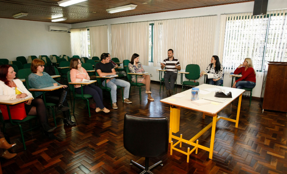 Representantes da SEED, SETI e de instituições de ensino superior fizeram um ciclo de debates sobre o Programa de Desenvolvimento Educacional (PDE).