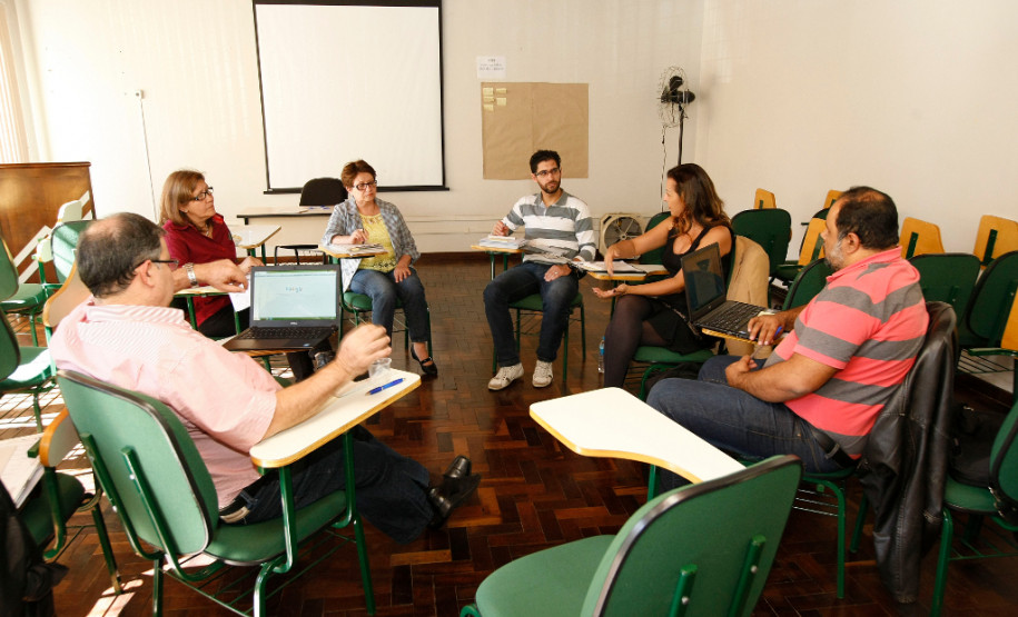 Representantes da SEED, SETI e de instituições de ensino superior fizeram um ciclo de debates sobre o Programa de Desenvolvimento Educacional (PDE).