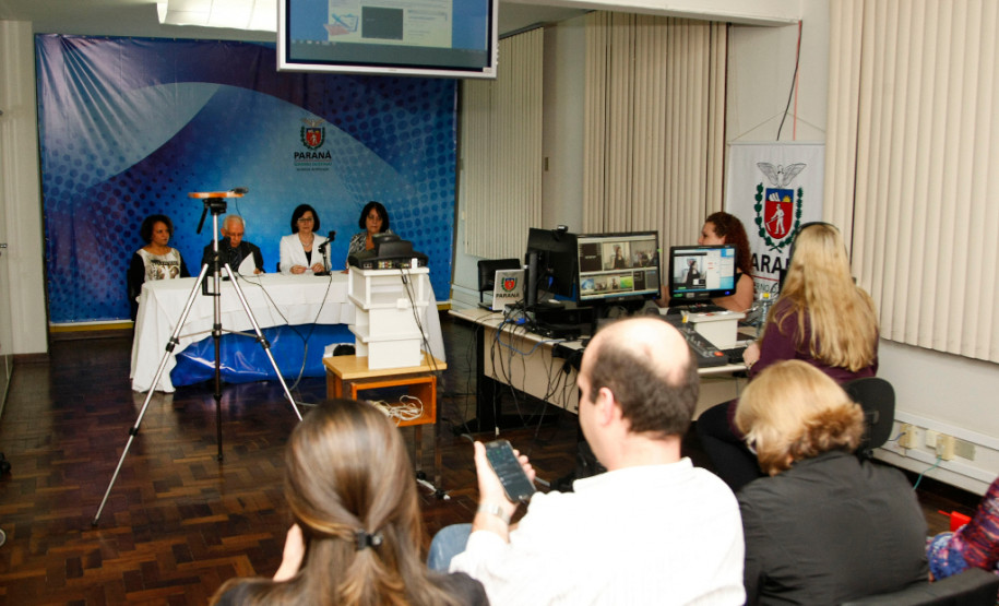 Lançamento do programa “Educação Ambiental em Ação na Educação Básica”, com a representante do Ministério Público de Proteção do Meio Ambiente, Vanderleia Aparecida, representante do Conselho de Educação, Cleto de Assis, secretária da Educação, Ana Seres Trento Comin, e a representante da Secretaria da Ciência, Tecnologia e Ensino Superior, Tania Mara Doningues.