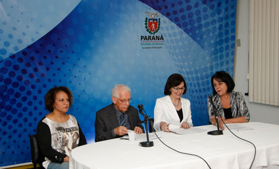 Lançamento do programa “Educação Ambiental em Ação na Educação Básica”, com a representante do Ministério Público de Proteção do Meio Ambiente, Vanderleia Aparecida, representante do Conselho de Educação, Cleto de Assis, secretária da Educação, Ana Seres Trento Comin, e a representante da Secretaria da Ciência, Tecnologia e Ensino Superior, Tania Mara Doningues.