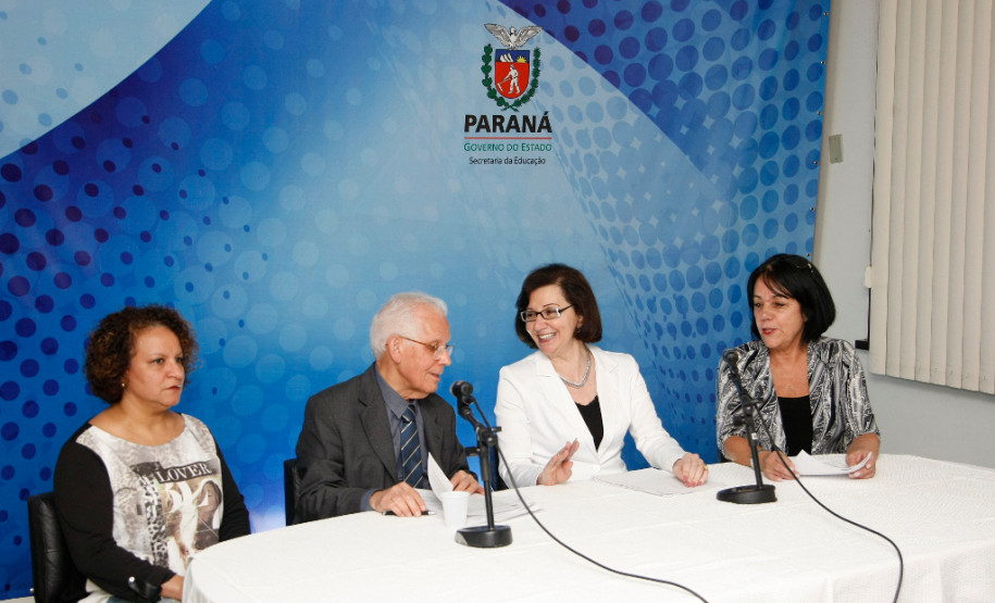 Lançamento do programa “Educação Ambiental em Ação na Educação Básica”, com a representante do Ministério Público de Proteção do Meio Ambiente, Vanderleia Aparecida, representante do Conselho de Educação, Cleto de Assis, secretária da Educação, Ana Seres Trento Comin, e a representante da Secretaria da Ciência, Tecnologia e Ensino Superior, Tania Mara Doningues.