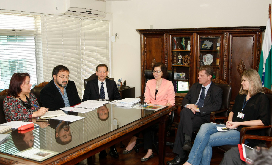 A secretária de Estado da Educação, professora Ana Seres, recebeu nesta terça-feira (04) representantes do sindicato dos professores para conversar sobre diversos temas da área, como o Programa de Desenvolvimento Educacional (PDE), a eleição de diretores de escolas e a ampliação de jornada