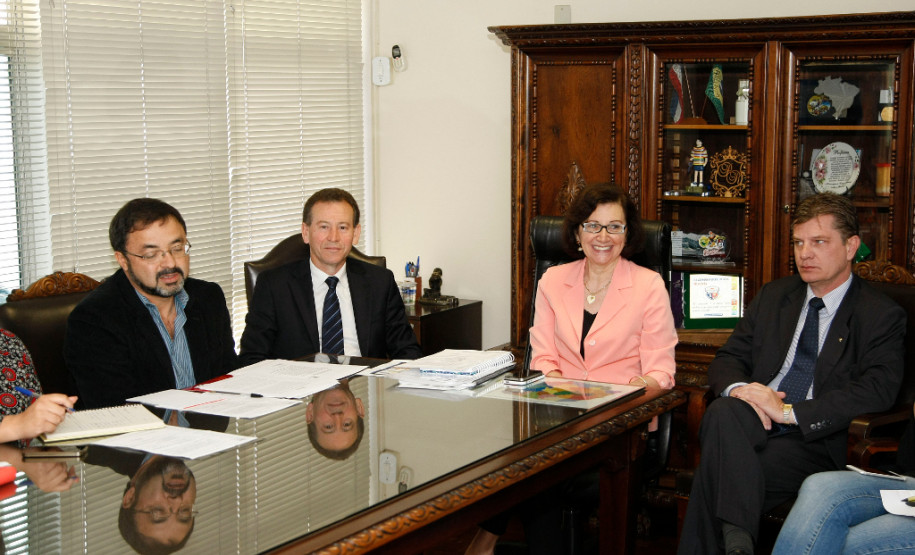 A secretária de Estado da Educação, professora Ana Seres, recebeu nesta terça-feira (04) representantes do sindicato dos professores para conversar sobre diversos temas da área, como o Programa de Desenvolvimento Educacional (PDE), a eleição de diretores de escolas e a ampliação de jornada