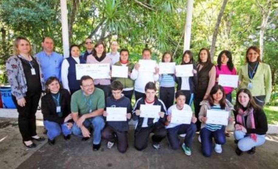 Alunos de Irati foram premiados, nessa quinta-feira (17), no Concurso Cultural Educação no Trânsito promovido pelo Núcleo de Educação de Irati, Jornal da Manhã e Concessionária Caminhos do Paraná.