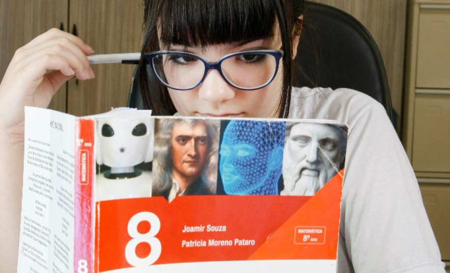 Sarah Danielle Baum de Witt, estudante do 8º do Colégio Estadual Leôncio Correia, em Curitiba, estuda matemática e física nas horas vagas, em casa, e incentiva os colegas a também participarem da Obmep