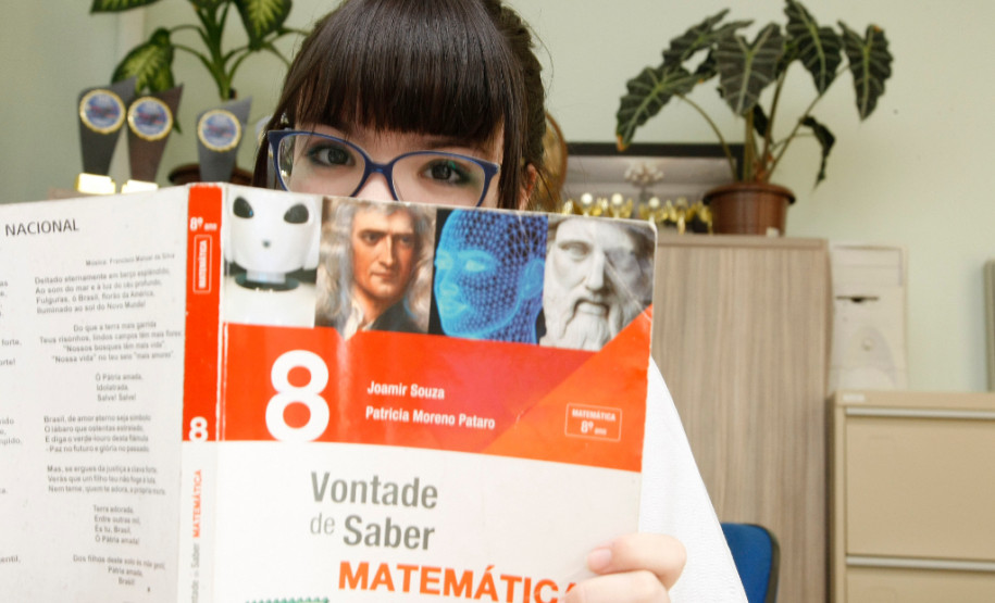 Sarah Danielle Baum de Witt, estudante do 8º do Colégio Estadual Leôncio Correia, em Curitiba, estuda matemática e física nas horas vagas, em casa, e incentiva os colegas a também participarem da Obmep