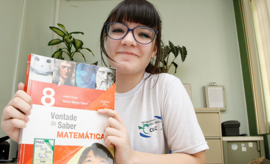 Sarah Danielle Baum de Witt, estudante do 8º do Colégio Estadual Leôncio Correia, em Curitiba, estuda matemática e física nas horas vagas, em casa, e incentiva os colegas a também participarem da Obmep