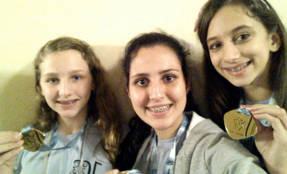 Ana Paula da Silva Nascimento (centro) está no 1º ano do ensino médio em uma escola particular