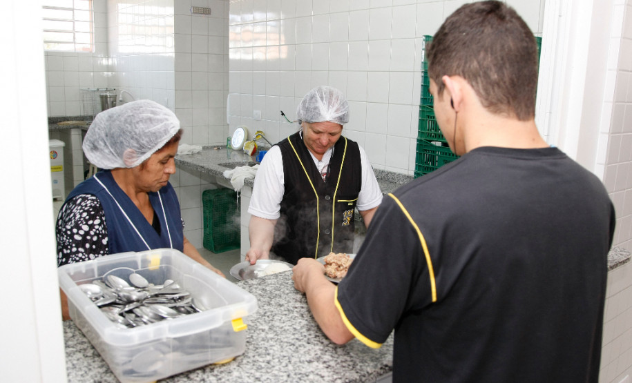 Pesquisa feita pela Secretaria de Estado da Educação aponta que 4.428 alunos da rede estadual de ensino têm alguma necessidade de alimentação especial. Isso representa menos de 1% do total dos 1,1 milhão de alunos (0,40%). O levantamento foi feito em julho.