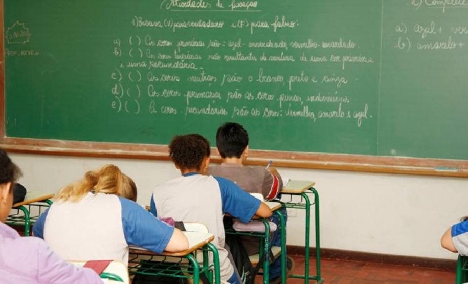 O Governo do Estado depositou mais R$ 3,9 milhões na conta das escolas do Paraná. Essa é a sexta parcela da cota normal consumo do Programa Fundo Rotativo, e o dinheiro já está disponível nesta terça-feira (11) para os diretores comprarem itens de limpeza, lâmpadas, gás, material de expediente, didático e esportivo.