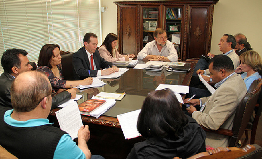 Reuniões ocorrem periodicamente com representantes da SEED para tratar da pauta de reivindicações da categoria.
