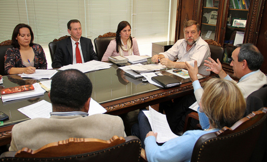 Reuniões ocorrem periodicamente com representantes da SEED para tratar da pauta de reivindicações da categoria.