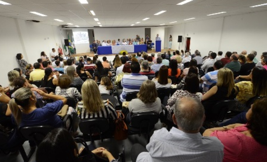 Na noite dessa terça-feira (11), foi realizada em Bandeirantes, Norte do Paraná, a reunião da Rede de Abragência do Centro Estadual de Educação Profissional (Ceep) do município, com a participação de representantes da Secretaria de Estado da Educação, chefias de Núcleo e da comunidade local. Foram definidos os quatro cursos técnicos a serem ofertados no primeiro semestre de 2016: Enfermagem, Eletrotécnica, Mecatrônica e Alimentos.