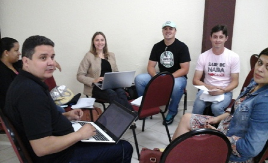 A Secretaria de Estado da Educação promoveu nesta quarta-feira (13), em Curitiba, nova etapa das oficinas para atualização dos planos dos cursos técnicos da rede estadual. O evento teve a participação de profissionais das demais regionais e contemplou os cursos Técnico em Redes de Computadores e Técnico em Manutenção e Suporte em Informática.