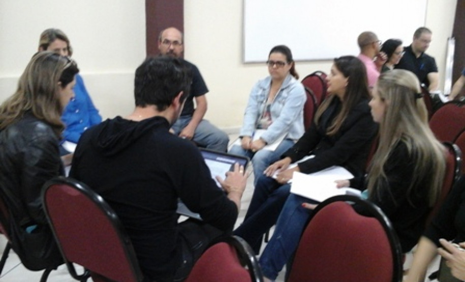 A Secretaria de Estado da Educação promoveu nesta quarta-feira (13), em Curitiba, nova etapa das oficinas para atualização dos planos dos cursos técnicos da rede estadual. O evento teve a participação de profissionais das demais regionais e contemplou os cursos Técnico em Redes de Computadores e Técnico em Manutenção e Suporte em Informática.