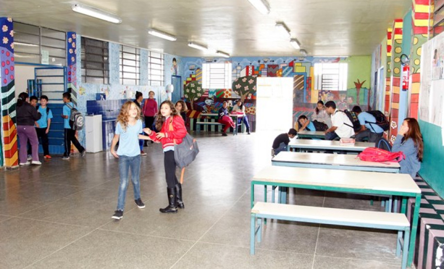 Nesta sexta-feira (14) foi depositada na conta das escolas a terceira parcela da chamada cota serviço, no valor de R$ 3,9 milhões. O recurso já está disponível para os diretores movimentarem. Na foto, o Colegio Estadual Vila Macedo, em Piraquara.