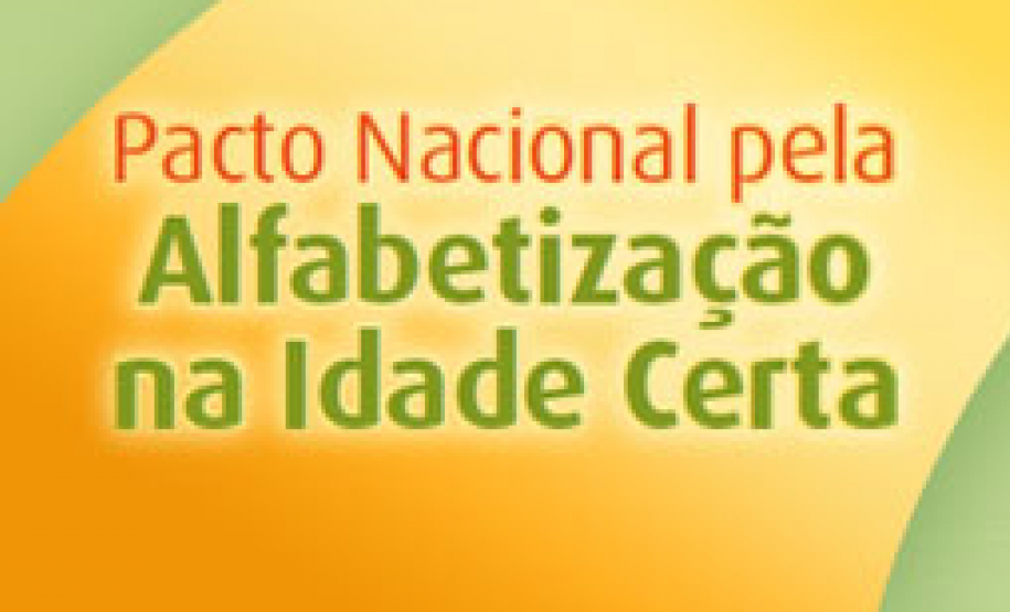 Durante quatro dias os orientadores de estudos da rede estadual participaram da primeira formação do Pacto Nacional pela Alfabetização na Idade Certa (PNAIC). O evento, encerrado nessa sexta-feira (14), em Curitiba, fornece orientações para a implantação do programa que vai contribuir na formação dos professores que atuam no ensino fundamental.