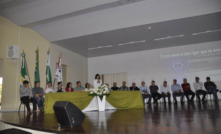 A secretária de Estado da Educação, Ana Seres, destacou nesta sexta-feira (14), em visita a Pato Branco, a recuperação do Estado como um todo, ao afirmar que hoje o Paraná pode honrar os compromissos a fornecedores, credores, diferente de outros estados que estão em situação mais delicada por não ter feito ajuste fiscal.