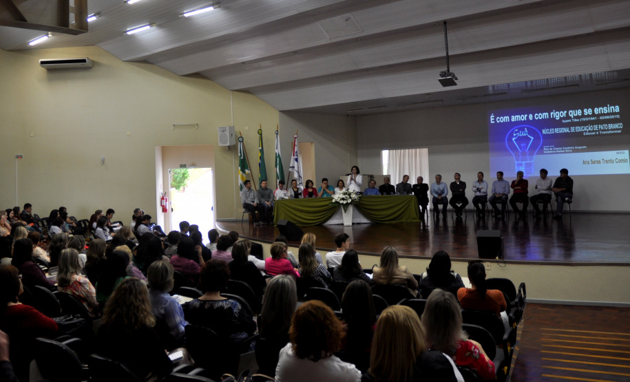A secretária de Estado da Educação, Ana Seres, destacou nesta sexta-feira (14), em visita a Pato Branco, a recuperação do Estado como um todo, ao afirmar que hoje o Paraná pode honrar os compromissos a fornecedores, credores, diferente de outros estados que estão em situação mais delicada por não ter feito ajuste fiscal.