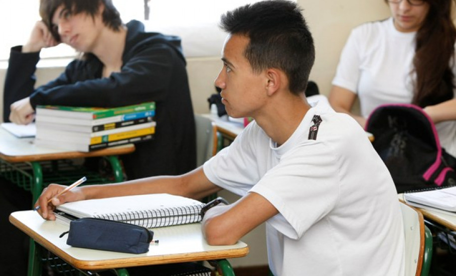 Fórmula para êxito também passa por adequada metodologia e ainda envolve disciplina, dedicação de professores e alunos, além de boa infraestrutura. Na foto, alunos do Colégio Estadual Sagrada Família, em Campo Largo, um dos melhores colégios estaduais colocados no Enem.